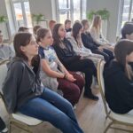 Obchody Światowego Dnia Zespołu Downa 
 
Z okazji Światowego Dnia Zespołu Downa nasza szkoła miała możliwość powitania osób pracujących w Stowarzyszeniu na Rzecz Rozwoju Dzieci z Trisomią 21, które przeprowadziły warsztaty w klasach III. Dnia 21.03. uczniowie klas IVa, IVb i VIa udali się na wyjście edukacyjne do Fundacji TRISO. Podczas spotkania przedstawiciele fundacji opowiedzieli o historii organizacji , uczniowie mieli okazję zobaczyć codzienną pracę fundacji, a także wziąć udział w warsztatach. Wydarzenia miały na celu nie tylko edukację, ale także promowanie postaw tolerancji i zrozumienia wśród dzieci i młodzieży. Uczniowie aktywnie uczestniczyli w zajęciach wykazując dużą ciekawość oraz zaangażowanie.