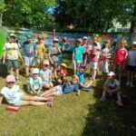 Kolorowe letnie malowanie – klasa 1c tworzy sztukę w plenerze!