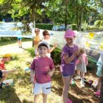 Kolorowe letnie malowanie – klasa 1c tworzy sztukę w plenerze!